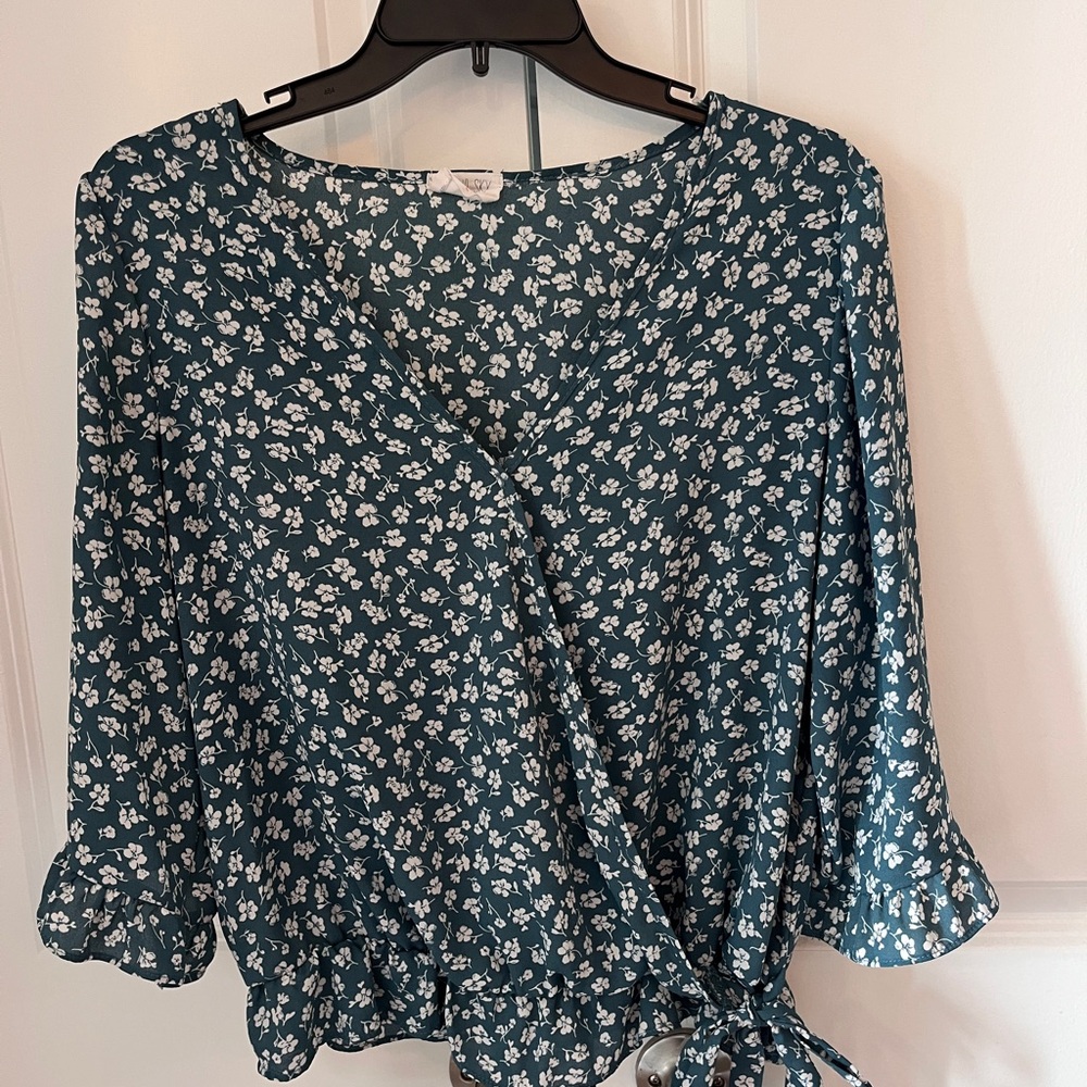 💙 faux wrap floral top💙